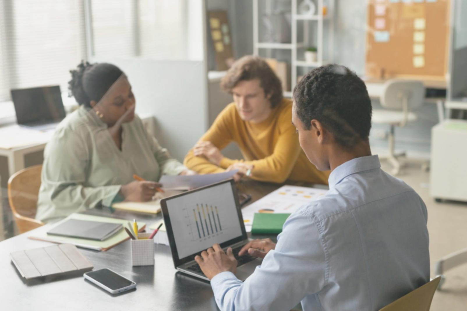 Equipo de fioralith trabajando en análisis financiero